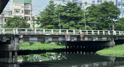 TP HCM: Phát hiện bé gái sơ sinh trong túi nilon ở khu vực cầu Chu Văn An