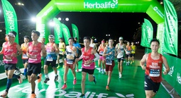 Herbalife Việt Nam cùng VnExpress Marathon Quy Nhơn 2025 lan tỏa lối sống năng động đến cộng đồng