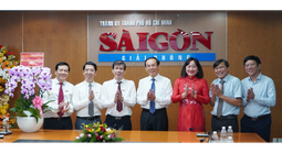 Bí thư Thành ủy TP HCM Nguyễn Văn Nên chúc mừng các cơ quan báo chí