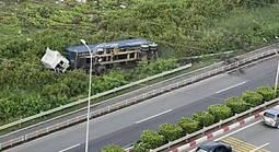 Xe đầu kéo văng khỏi đường cao tốc TP HCM - Long Thành - Dầu Giây