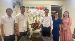 Đoàn công tác TP HCM thăm và chúc mừng Báo Hà Nội Mới