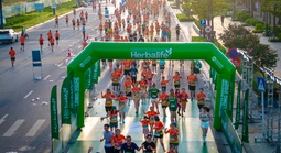 Herbalife Việt Nam đồng hành VnExpress Marathon Hạ Long 2025 kiến tạo cộng đồng tràn đầy năng lượng