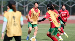 Nammi Nguyễn bén duyên với bóng đá VIỆT