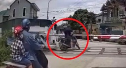 VIDEO: Cố vượt qua đường sắt khi gác chắn đã hạ, người đàn ông bị tàu hỏa tông tử vong