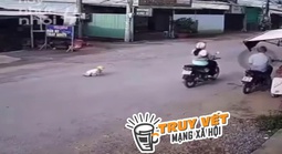 Phẫn nộ cảnh mẹ bỏ con 18 tháng tuổi giữa đường đông xe cộ