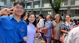 Giấu thầy hiệu trưởng, học sinh tạo bất ngờ cho cả trường