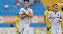 Tiến Linh ghi bàn, chia sẻ danh hiệu "Vua phá lưới" V-League