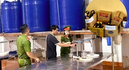Công an kiểm tra công ty có ngàn chai nước mắm vứt bỏ ở Quảng Nam