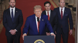 Tổng thống Donald Trump quyết định tấn công Iran "chỉ vài phút trước khi bom rơi"