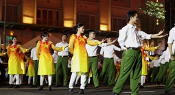Sôi động đêm nhạc "Vinh quang Công an nhân dân Việt Nam" trên đại lộ Lê Lợi