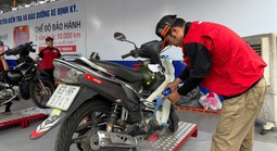 Thay nhớt, kiểm tra xe máy miễn phí cho 600 công nhân