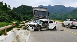 Tông nhau trên cầu, xe tải văng xuống vực, tài xế ô tô con tử vong, 5 người khác bị thương