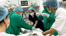 Sau bữa tối, nam thanh niên hôn mê trong phòng trọ