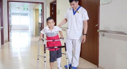 Thay xương đùi cho bệnh nhi ung thư nhỏ tuổi nhất thế giới