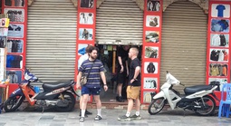 Bất ngờ với cách bán hàng "hé cửa" của tiểu thương phố cổ Hà Nội
