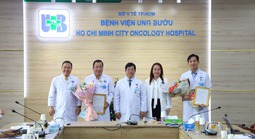 Cứu bé gái nguy kịch trên máy bay, 2 bác sĩ Bệnh viện Ung Bướu được khen thưởng