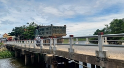 Cầu Bồ Bản sụt lún nghiêm trọng