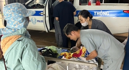 Sản phụ sinh con trên xe đặc chủng của CSGT