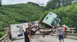 Xe container lật chắn ngang cầu, Quốc lộ 12A tê liệt giữa trưa nắng