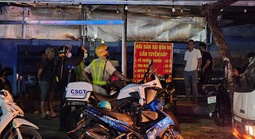 Cảnh sát khống chế nhóm người ở TP HCM cản trở CSGT làm nhiệm vụ