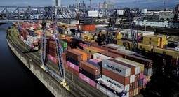 EU phản ứng thuế mới của Mỹ