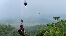 Dùng cần cẩu giải cứu 2 người đi xe máy rơi xuống vực sâu