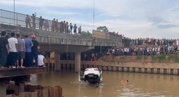 VIDEO: Hiện trường vụ xe ô tô tông 2 xe máy rồi lao xuống sông, tìm kiếm người nghi mất tích