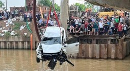 Vụ ô tô tông 2 xe máy rồi lao xuống sông: Xác định 2 nạn nhân tử vong