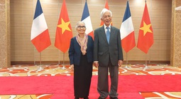 Vợ chồng GS Trần Thanh Vân được thăng hạng Huân chương Bắc đẩu Bội tinh
