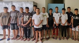 Gần 20 thanh niên tụ tập phóng xe máy đuổi chém người đi đường