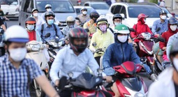 Người dân sống trong Vành đai 1 Hà Nội nói gì về cấm xe máy chạy xăng?