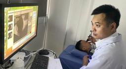 Bé trai bị dập nhãn cầu khi chơi bóng tennis