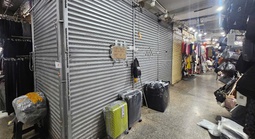Nhiều sạp ở các chợ sỉ có tiếng tại TP HCM vẫn cửa đóng then cài