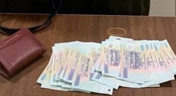 Về đến nhà, cô gái mới hốt hoảng khi biết mình quên chiếc túi quan trọng ở sân bay