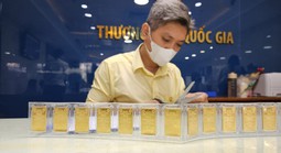 Giá vàng miếng SJC và vàng nhẫn bất ngờ giảm sâu