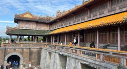 Những hình ảnh lý giải vì sao Huế phải chi hàng trăm triệu để sơn lại lầu Ngũ Phụng