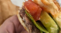 Đà Nẵng: Xôn xao nghi vấn phát hiện dòi lúc nhúc trong hamburger mua tại cửa hàng bánh mì