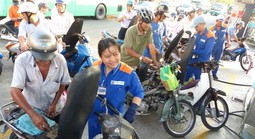 Giá xăng dầu đồng loạt giảm, RON95 xuống dưới mốc 20.000 đồng/lít