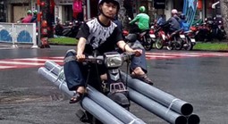 "Làm xiếc" trên đường