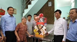 Chủ tịch HĐND TP HCM Võ Văn Minh thăm gia đình liệt sĩ ở Nhà Bè
