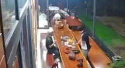 Đang ngồi với bạn tại nhà, người đàn ông bất ngờ trúng đạn và tử vong ngay sau đó 