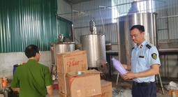 Giám đốc công ty mua bột giặt nổi tiếng về nghiên cứu rồi sản xuất ra hàng loạt sản phẩm giả