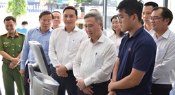Lãnh đạo TP HCM khen phường Thủ Đức đưa robot vào phục vụ người dân