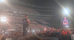 Ồn ào nghi vấn lộ ngoại tình khi xem đêm nhạc Coldplay