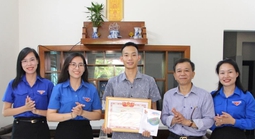 Tặng bằng khen cho "người hùng" cứu cháu bé trước mũi tàu hoả