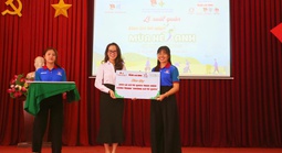 Báo Người Lao Động trao cờ Tổ quốc, đồng hành chiến dịch Mùa hè xanh