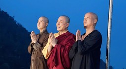 Giữa "tâm bão" ca sĩ Tuấn Hưng xuống tóc