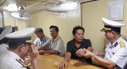 Tàu Hải quân đưa ngư dân bệnh nặng từ Trường Sa về TP HCM an toàn