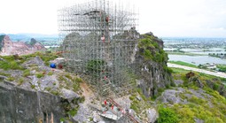 Dựng giàn giáo khủng "cứu" Hòn Vọng Phu trên đỉnh núi