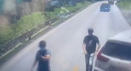 VIDEO: Người đàn ông rút vật giống súng ra đe dọa tài xế trên đường
